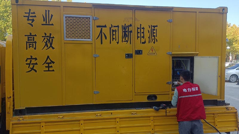 城东柴油发电机组和UPS电源配合使用时，如何避免切换过程中的电力中断？